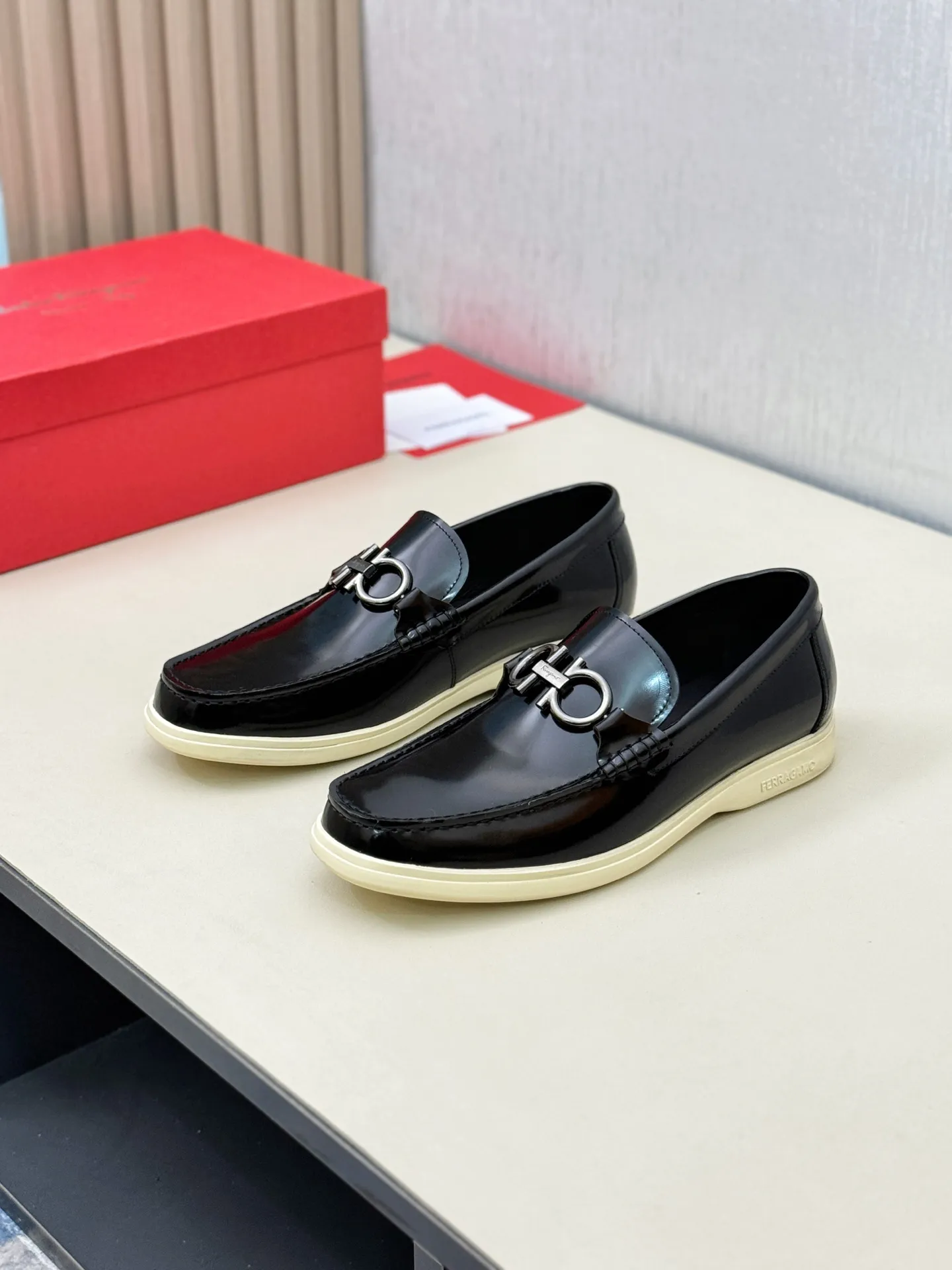 [Ferragamo] P: 580💰 Number of yards: 38~44 (45 orders are non-returnable) Ferragam's new men's driving shoes, the fabric is made of imported cowhide, with visible texture, heavy industrial stitching, dyed calfskin inside, standard logo cowhide feet, big-name experience, soft and comfortable on the feet, a men's favorite, special non-slip and wear-resistant rubber soles, easy to handle various occasions, with original box packaging!